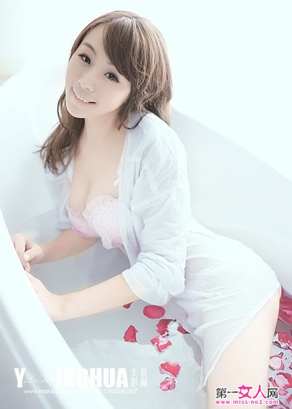 妈妈带我去女澡堂洗澡：妈妈帮我洗澡时图片(2)(点击浏览下一张趣图)