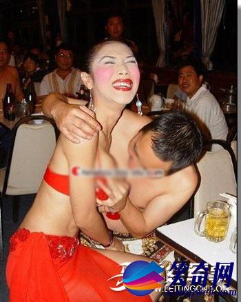 看老公吃老婆的奶(图)：老公吃老婆奶视频直播(点击浏览下一张趣图)