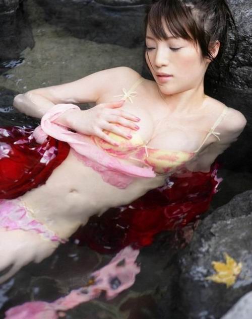 一个女人和四个男人图片：一天晚上跟两个男人睡(3)(点击浏览下一张趣图)