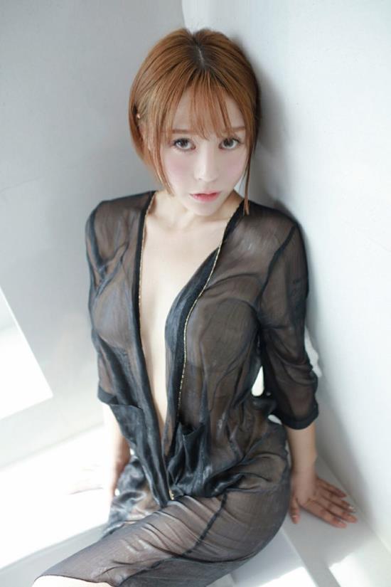 少女公园外拍人像艺术图片：蜂鸟室内外拍美女人体(点击浏览下一张趣图)