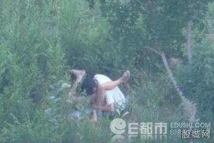 情侣野战被监控拍下。：女大学野战门照片图片，情侣打野战少女来不及(6)(点击浏览下一张趣图)