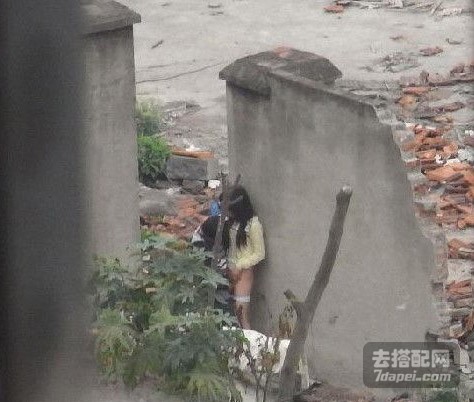 包工头野战门照片：老年野战门近门近照图(点击浏览下一张趣图)