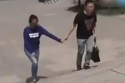 高校情侣亲昵被偷拍图集：济南高校情侣亲昵视频，亲昵被偷拍视频(点击浏览下一张趣图)