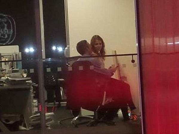 高校情侣亲昵被偷拍图集：济南高校情侣亲昵视频，亲昵被偷拍视频(6)(点击浏览下一张趣图)