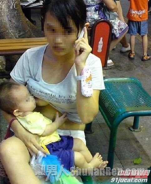 农村妇女抱着小孩图片：农村妇女图片素材(点击浏览下一张趣图)