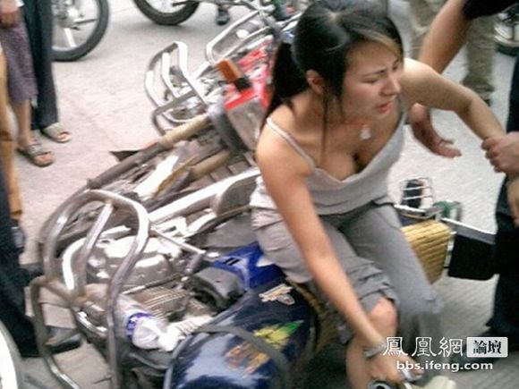 车祸美女腿被劈开：女生腿流血出车祸图片(点击浏览下一张趣图)