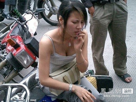 车祸美女腿被劈开：女生腿流血出车祸图片(4)(点击浏览下一张趣图)