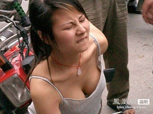 车祸美女腿被劈开：女生腿流血出车祸图片(5)(点击浏览下一张趣图)
