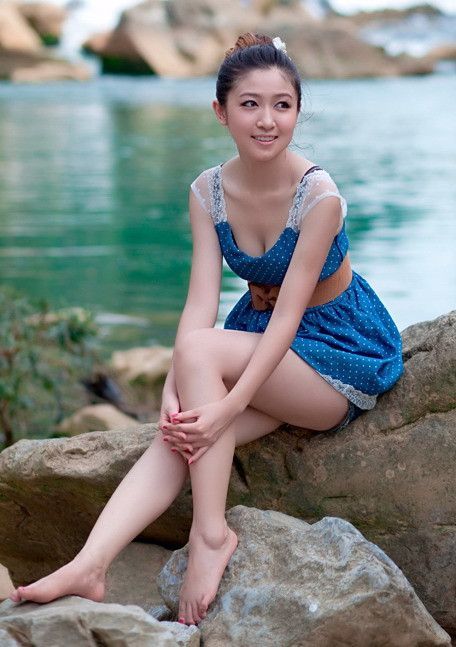 小女孩洗澡你看到了吗：河里洗澡的小女孩(点击浏览下一张趣图)