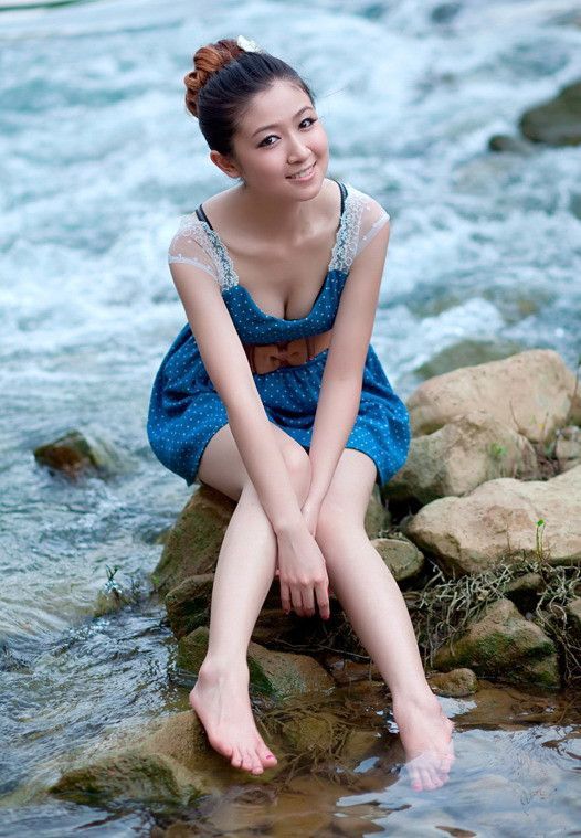小女孩洗澡你看到了吗：河里洗澡的小女孩(3)(点击浏览下一张趣图)