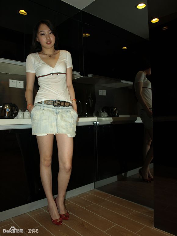 野良兔长骑美眉ed：摄影棚里的兔美眉优迪(3)(点击浏览下一张趣图)