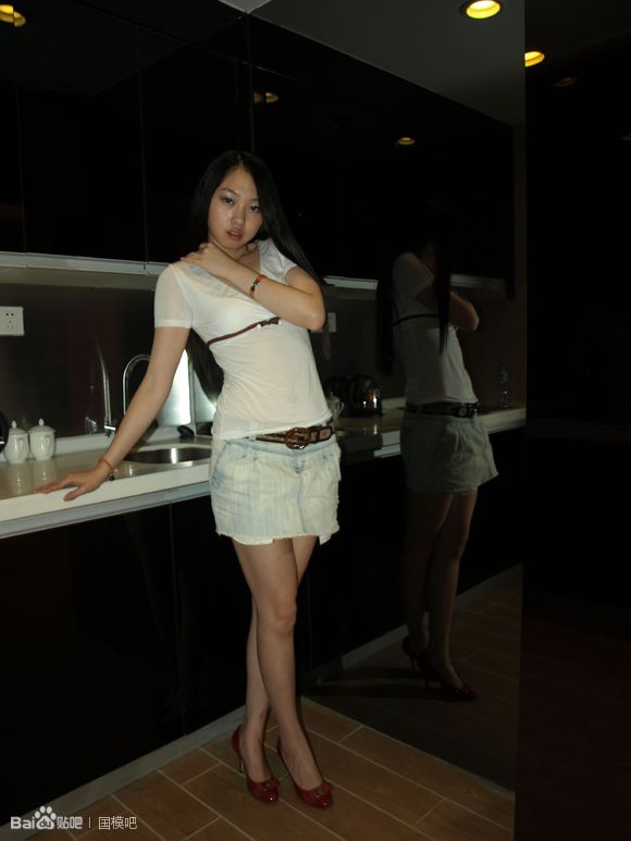 野良兔长骑美眉ed：摄影棚里的兔美眉优迪(5)(点击浏览下一张趣图)