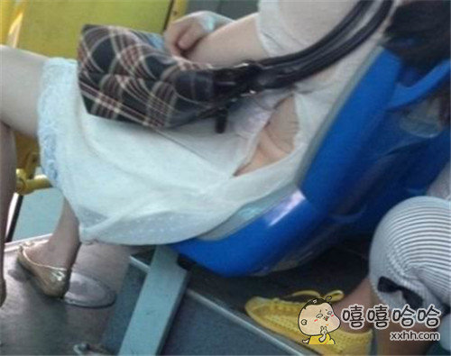 妹子出门太粗心了：妹子这样穿还不如脱了图片(点击浏览下一张趣图)