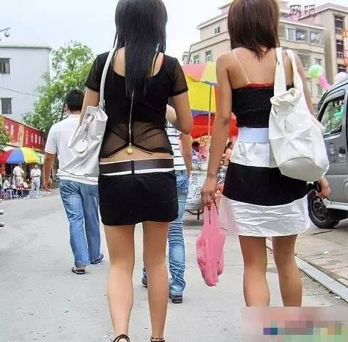 穿成这样也敢出门图：美女穿成这样上街(3)(点击浏览下一张趣图)