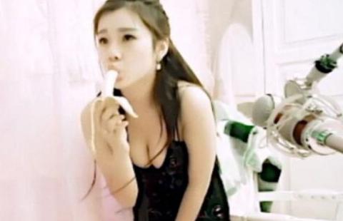 主播花式吃香蕉喝牛奶图片：吃香蕉女主播视频，两个主播吃香蕉视频(4)(点击浏览下一张趣图)