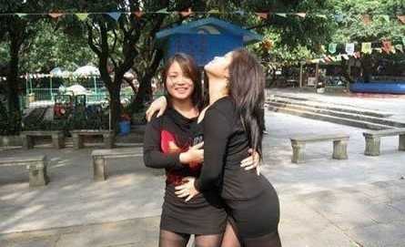 美丽寡妇在树林被打劫：看在树林里的狗男女(2)(点击浏览下一张趣图)
