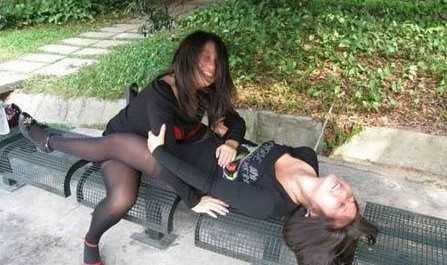 美丽寡妇在树林被打劫：看在树林里的狗男女(3)(点击浏览下一张趣图)