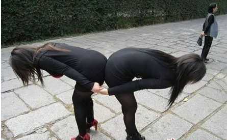 美丽寡妇在树林被打劫：看在树林里的狗男女(4)(点击浏览下一张趣图)