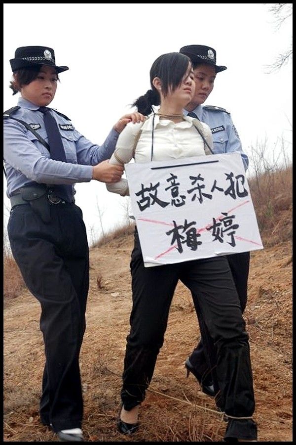 女子看守所牙刷刷b：女人进看守所体检过程(点击浏览下一张趣图)