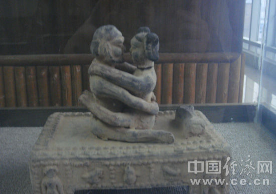 阴阳人下面的图片：天生的阴阳人图片，阴阳人器官长什么样(5)(点击浏览下一张趣图)