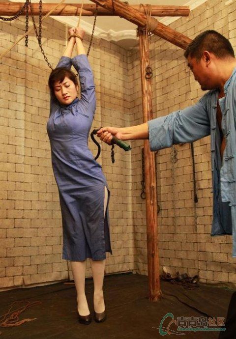 任雪行刑前胸部：任雪在死刑前受尽摧残图，鬼子兵的兽行(2)(点击浏览下一张趣图)