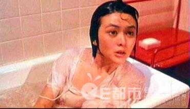 被塞进下体的奇葩物体图：关之琳下体被塞保龄球(点击浏览下一张趣图)