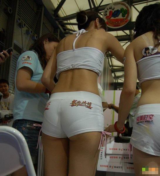 街拍凹凸尴尬紧身裤：女子紧身裤阴沟显凹凸(3)(点击浏览下一张趣图)