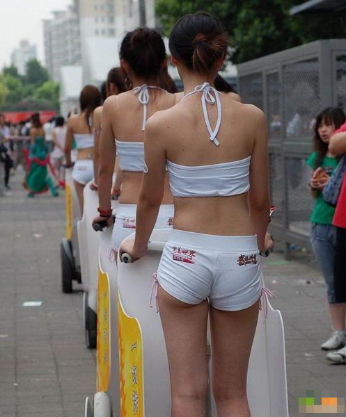 街拍凹凸尴尬紧身裤：女子紧身裤阴沟显凹凸(7)(点击浏览下一张趣图)