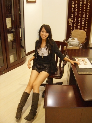 武汉商场女鞋打胶：拿继女的鞋子内衣打胶(2)(点击浏览下一张趣图)