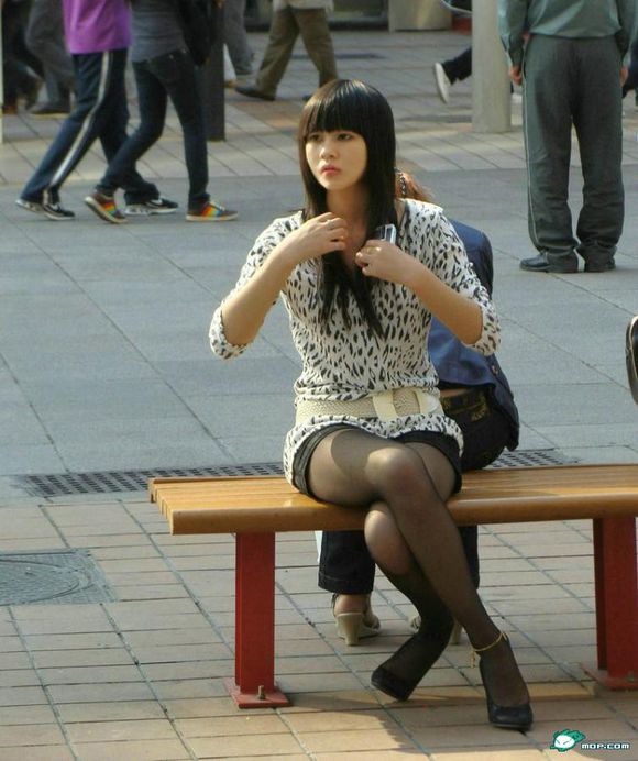 在小区鞋子打胶：女神鞋子打胶，夜晚扫楼打胶(点击浏览下一张趣图)