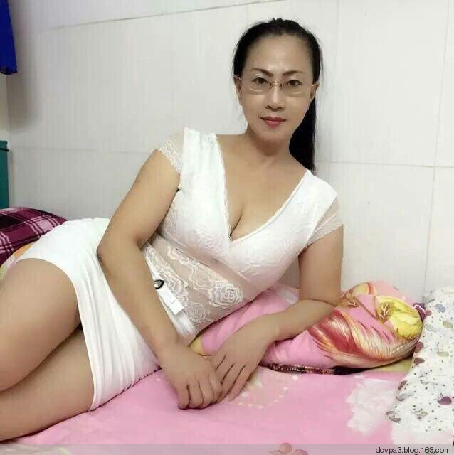 丰满迷人的老徐娘图片：半老徐娘刘红艳的照片(2)(点击浏览下一张趣图)