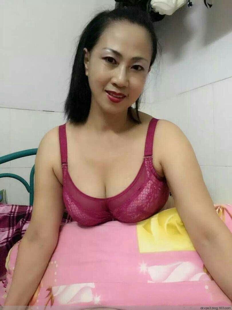 丰满迷人的老徐娘图片：半老徐娘刘红艳的照片(3)(点击浏览下一张趣图)