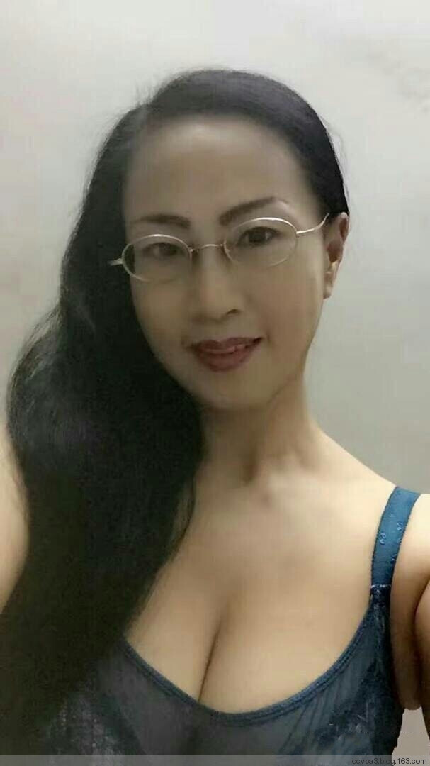 丰满迷人的老徐娘图片：半老徐娘刘红艳的照片(4)(点击浏览下一张趣图)