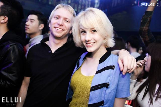 夜总会吊奶是怎么玩的图解：人肉花瓶 滚香蕉 吊奶(6)(点击浏览下一张趣图)