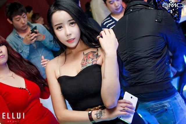 夜总会吊奶是怎么玩的图解：人肉花瓶 滚香蕉 吊奶(7)(点击浏览下一张趣图)