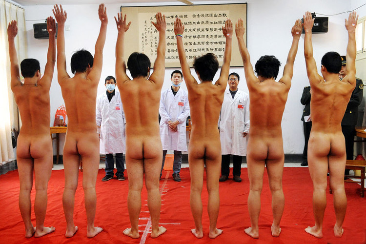 男生前列腺裸检视频：军检裸检菊花视频，士兵裸检全记录(点击浏览下一张趣图)