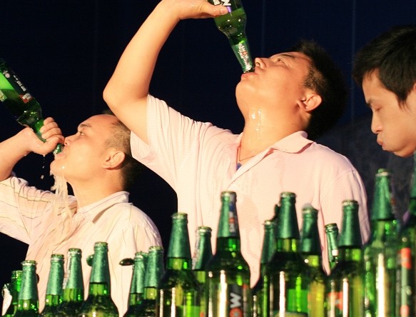 聚餐酒后不宜干七件事:立刻睡觉(10)(点击浏览下一张趣图)