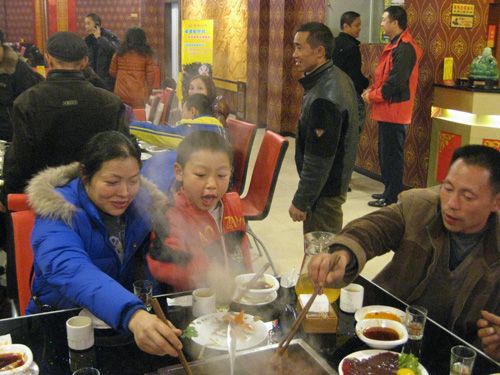 火锅汤久煮变毒药!冬季吃火锅致命禁忌(5)(点击浏览下一张趣图)