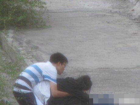 农村树林夜晚图片大全：=看拍客拍到的不雅视频(点击浏览下一张趣图)
