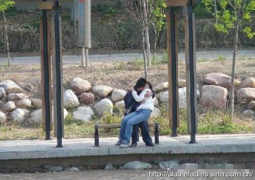 农村树林夜晚图片大全：=看拍客拍到的不雅视频(4)(点击浏览下一张趣图)