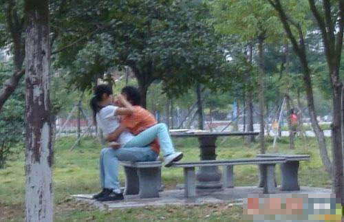 农村树林夜晚图片大全：=看拍客拍到的不雅视频(5)(点击浏览下一张趣图)