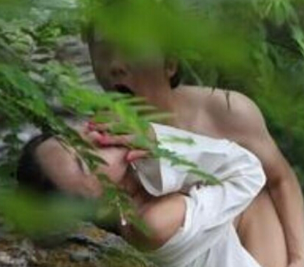 竹林找老年妇女：青白江玩中老年妇女(3)(点击浏览下一张趣图)