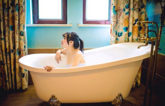 父亲猜女儿美丽：丑父亲与女儿秋玲 丑爸爸和漂亮的女儿(点击浏览下一张趣图)