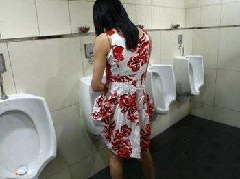 农村厕所不分男女尴尬：男女共用的露天厕所(点击浏览下一张趣图)
