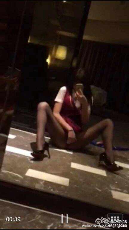 实拍野战不雅视频：和女朋友在电影院啪啪(4)(点击浏览下一张趣图)