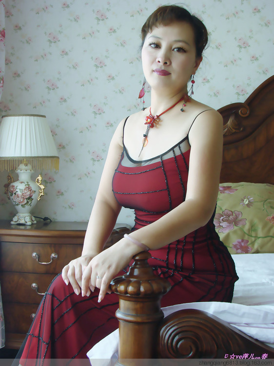 50岁的大妈短裙：附近大妈图片(2)(点击浏览下一张趣图)