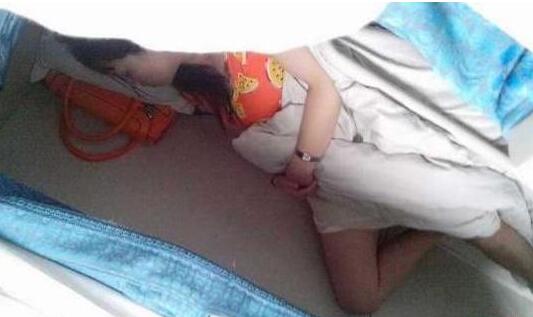 火车卧铺爆鞋;火车上玩鞋打胶最全 火车卧铺爆鞋图片(5)(点击浏览下一张趣图)
