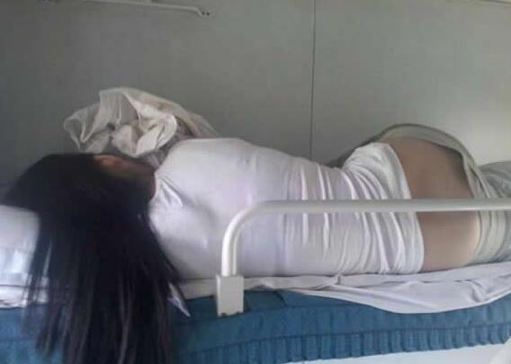 火车卧铺保养鞋6：火车卧铺女生鞋 火车玩鞋最完整(3)(点击浏览下一张趣图)