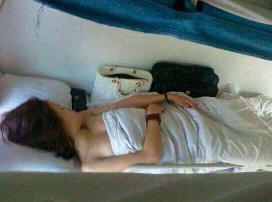 火车卧铺保养鞋6：火车卧铺女生鞋 火车玩鞋最完整(4)(点击浏览下一张趣图)