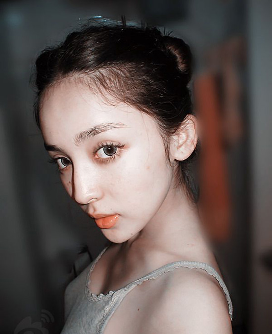 乌鲁木齐维族美女洗浴艺术图片：新疆果园玩维族少女(点击浏览下一张趣图)
